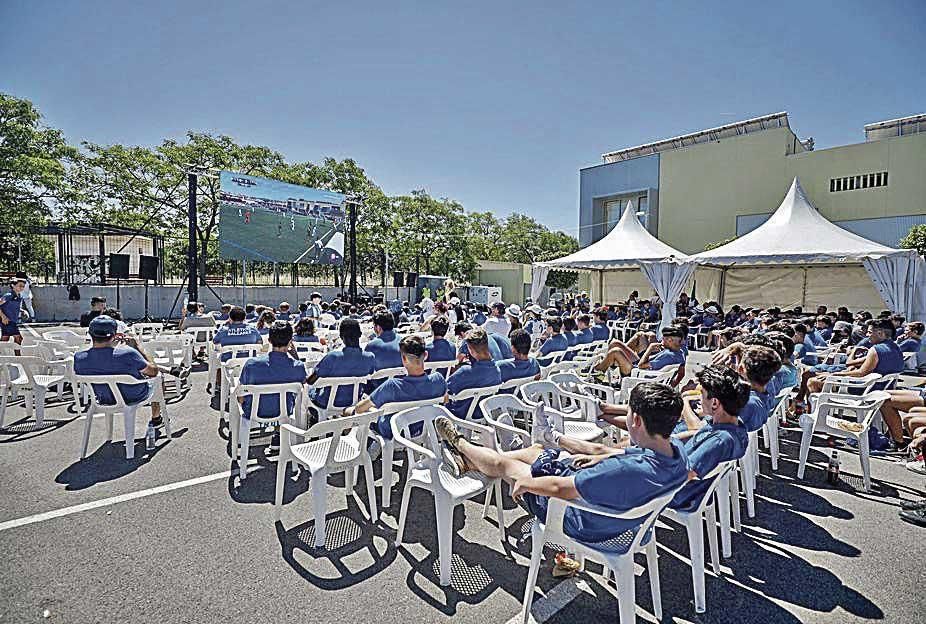 La cantera blanquiazul vio el partido desde una gran pantalla.