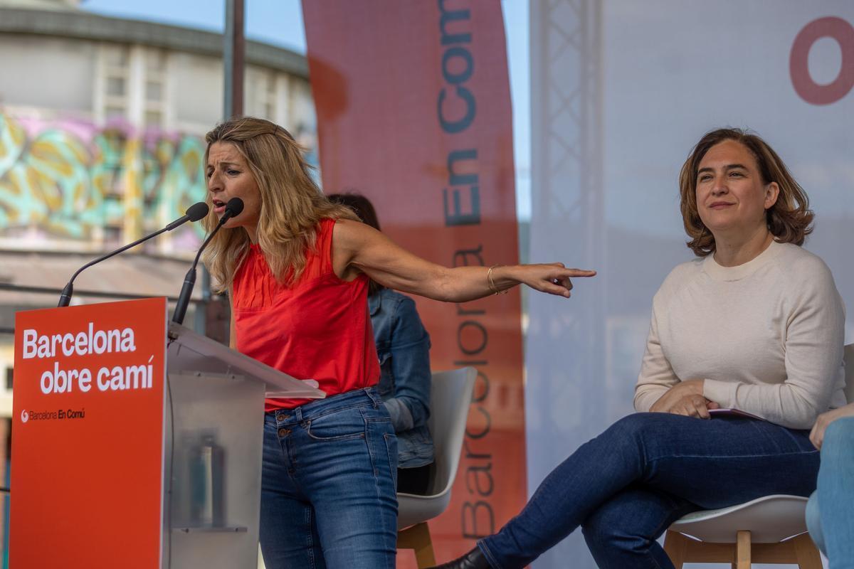 Yolanda Díaz y Ada Colau, durante el mitin en el Carmel, este sábado. /