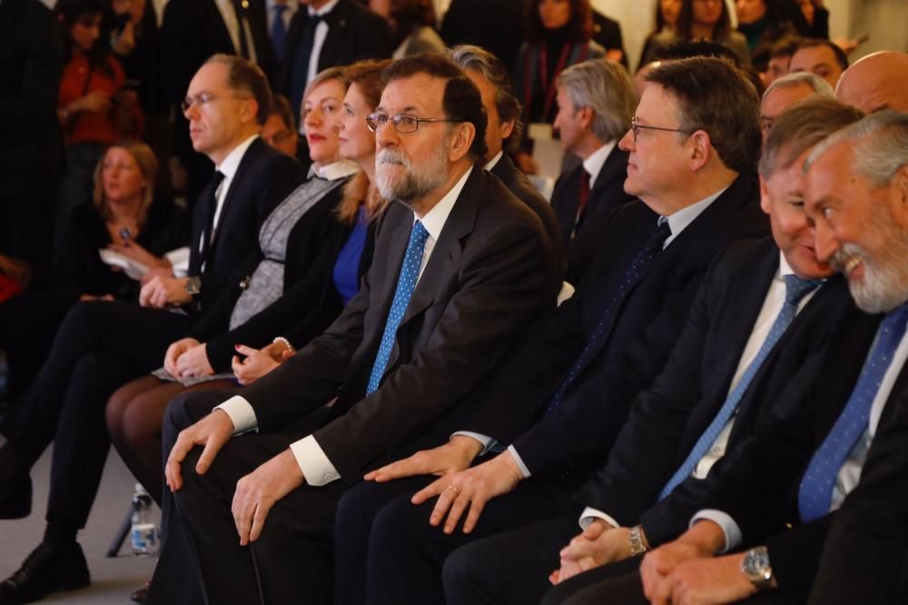 Mariano Rajoy y Ximo Puig, entre otras autoridades, tras la llegada del viaje inaugural del nuevo AVE Madrid-Castelló.