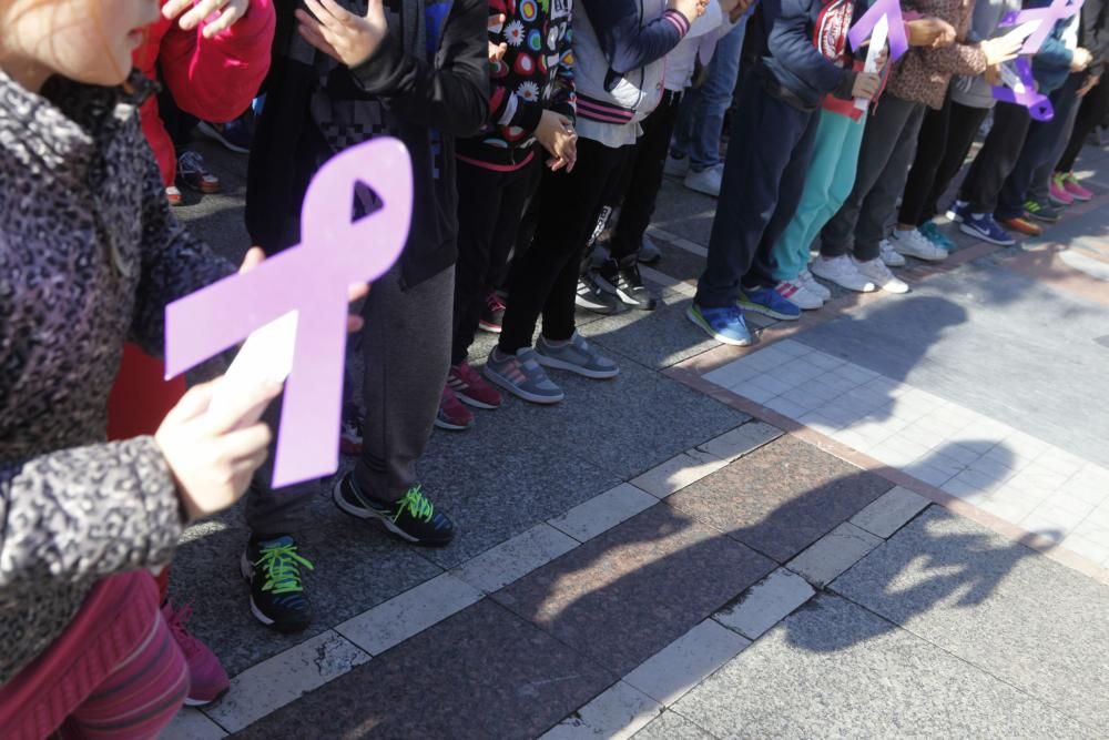 Concentración de niños del colegio Jovellanos de Gijón contra la violencia machista