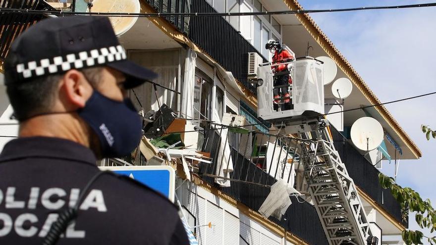 Un bombero trabaja en el edificio donde se produjo la explosión.