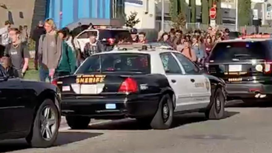 Policías y estudiantes en el instituto del tiroteo en California.