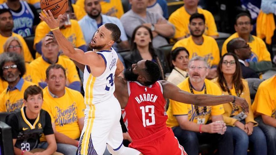 Los Warriors aplastan a los Rockets y toman ventaja