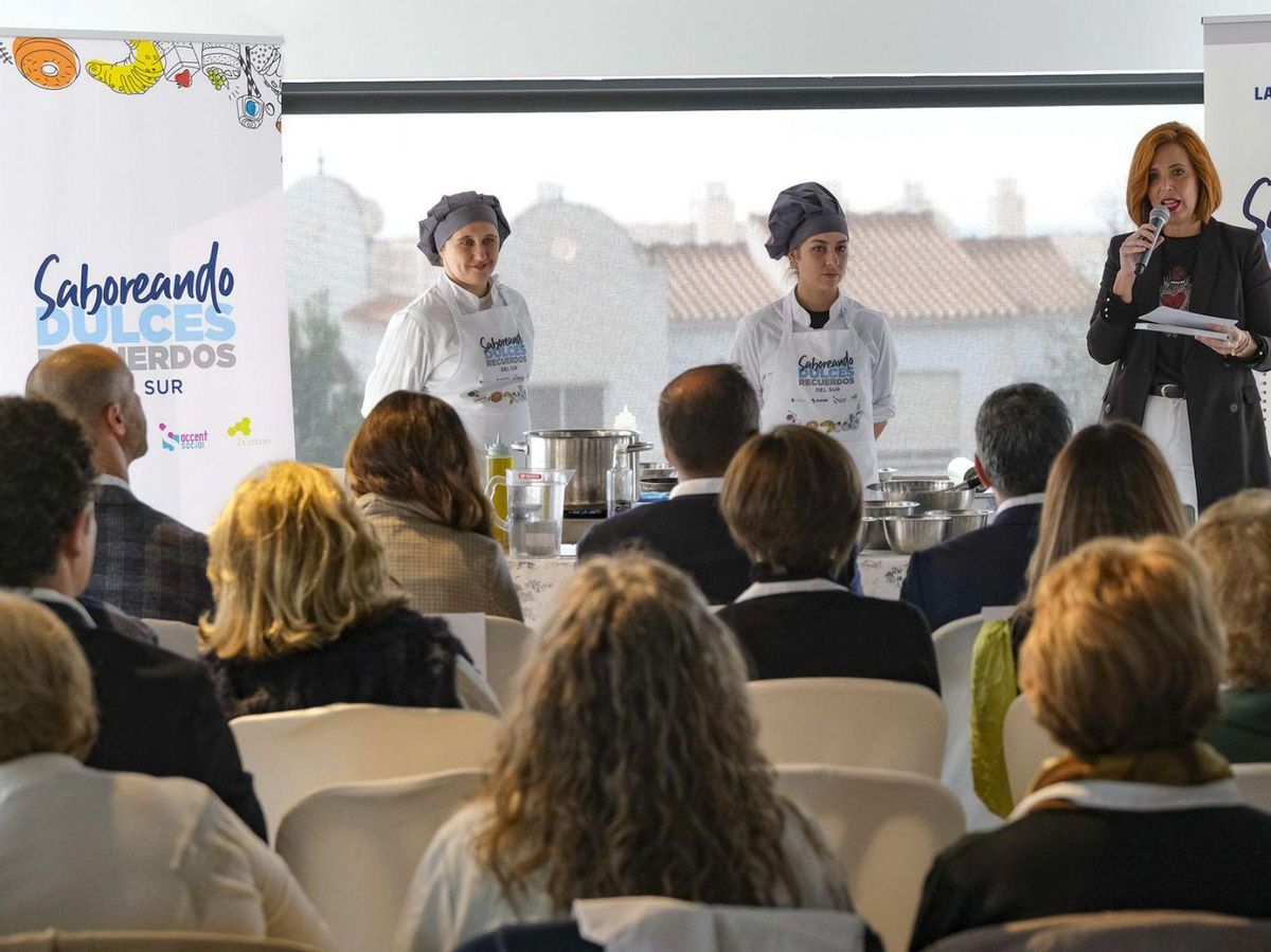 Arantxa López, presentadora
del evento, mantuvo una charla con
Mari Carmen Castro, autora de 
una de las recetas del libro.  francis silva