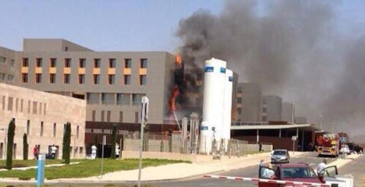 Llamas y humo en el bloque uno en el incendio ocurrido en el año 2015 en el Santa Lucía.