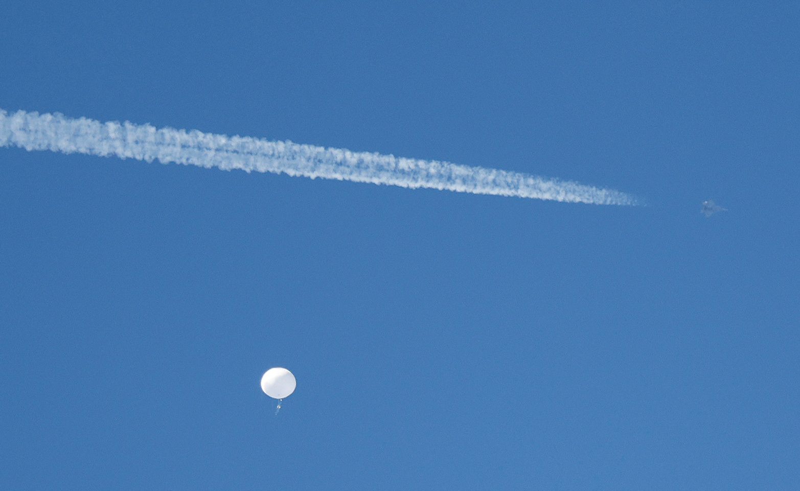 Un avión sobrevuela el globo chino, el pasado 4 de febrero, a la altura de Carolina del Sur.