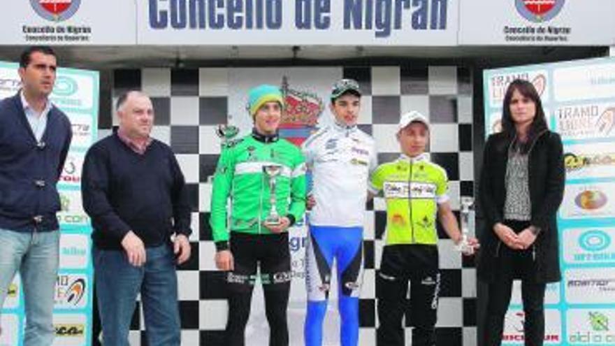 Álvaro Lobato, en el centro como vencedor de la prueba celebrada en Nigrán.