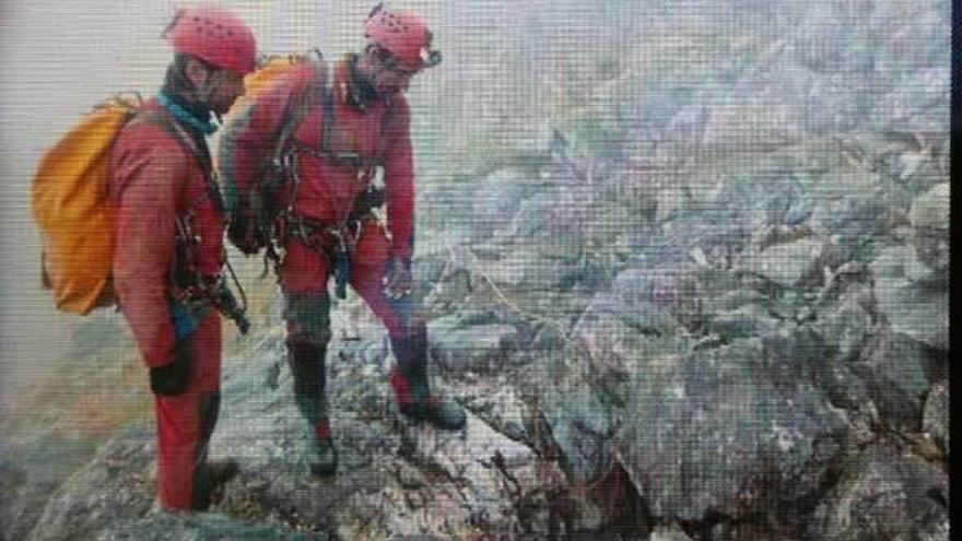 Dos espeleólogos a la entrada de la Torca del Cerro o Cerro del Cuevón.