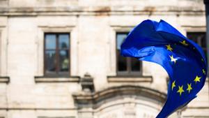 Una bandera de la Unión Europea al aire.