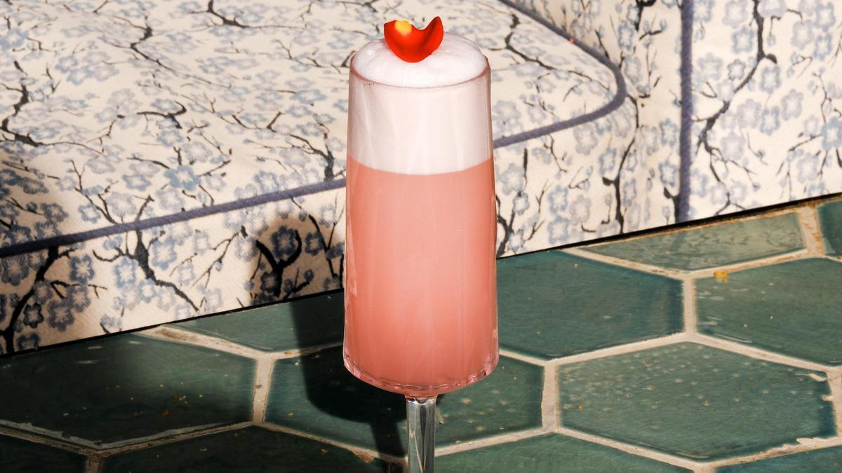 El cóctel solidario inspirado en la rosa de Nobu Rooftop.