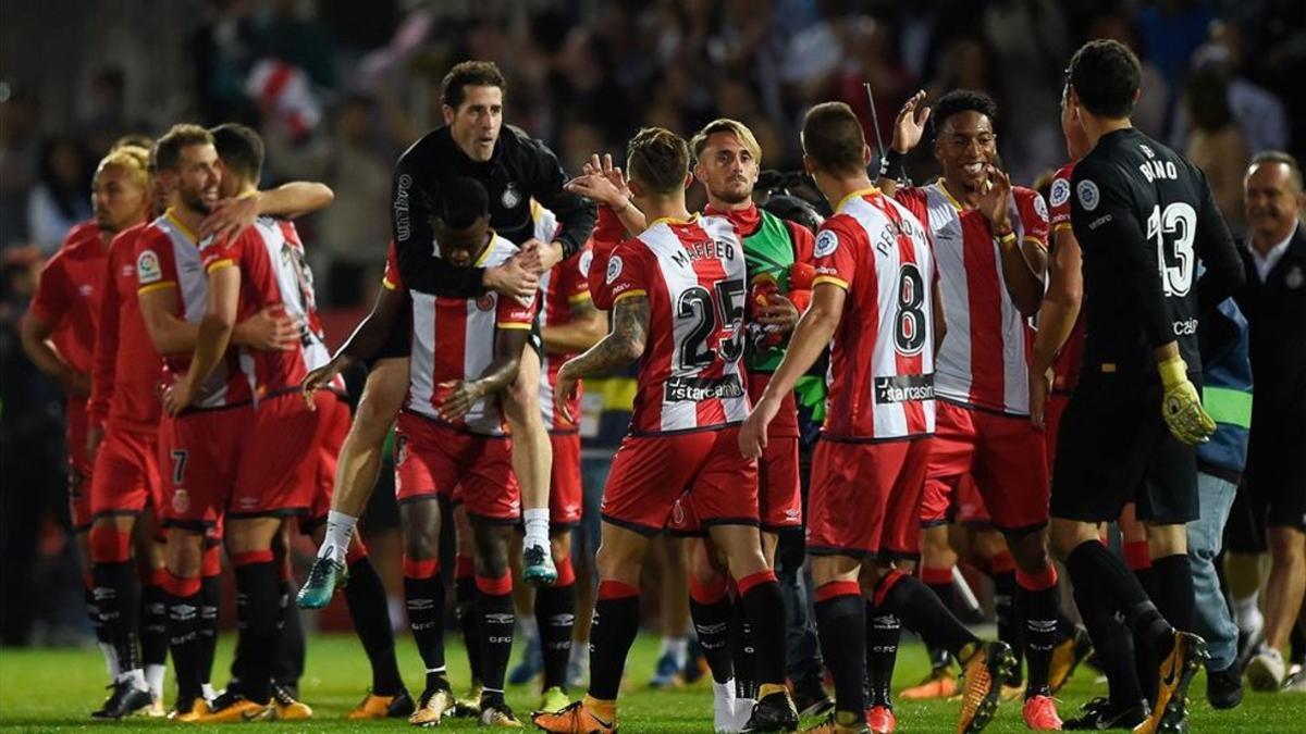 La plantilla celebrando la victoria en Montilivi ante el Real Madrid