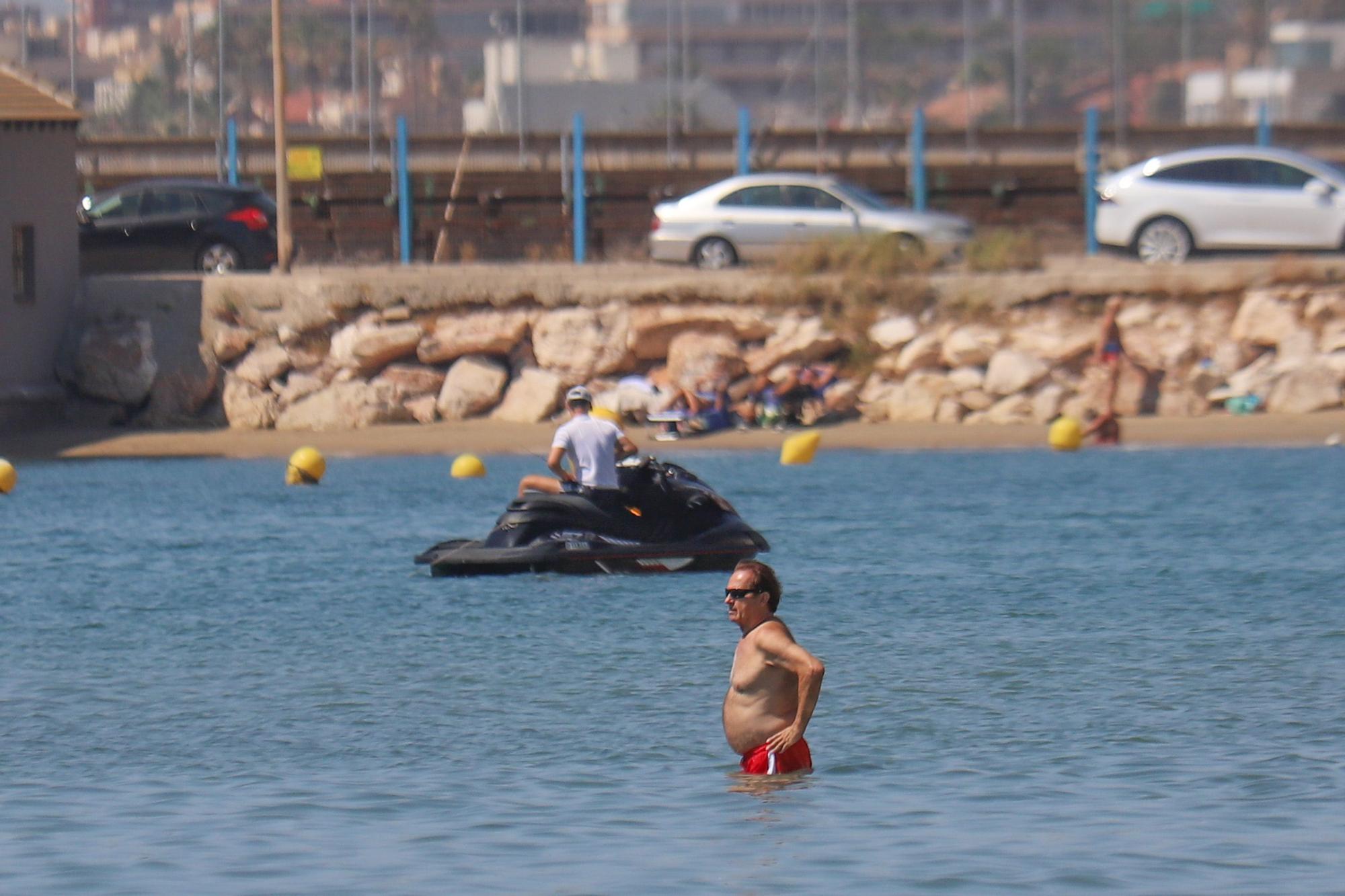 La Generalitat se desentiende de la seguridad en la playa del Acequión de Torrevieja