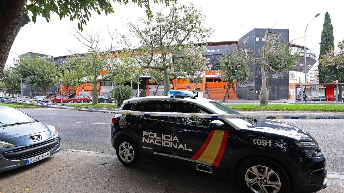 Un coche de la Polícia Nacional en la Avenida de Hermanos Maristas, sede del Valencia BC, este martes al mediodía