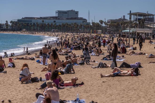 Turistas y barceloneses disfrutan del buen tiempo durante el puente de Semana Santa.