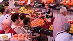 Frutería en un mercado de Barcelona.