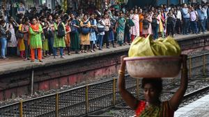 Hora punta en la estación de tren en Bombay