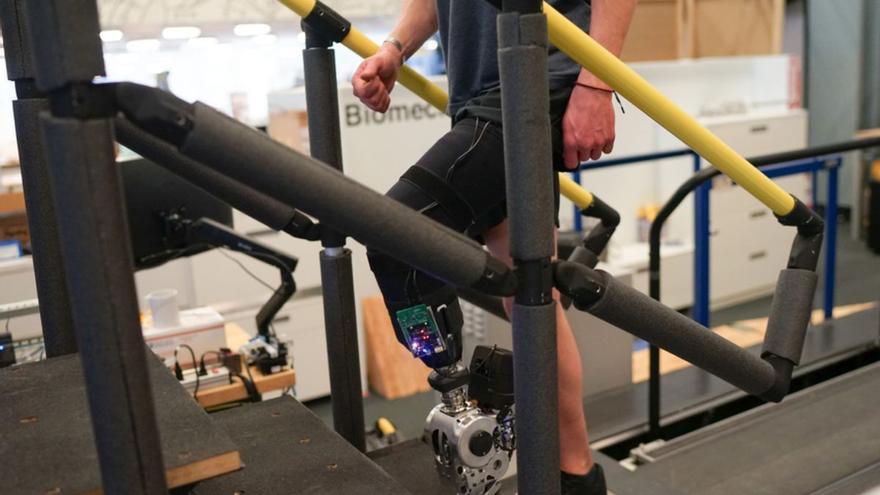 Una pierna biónica puede ser controlada por el cerebro y hasta permite escalar o bailar