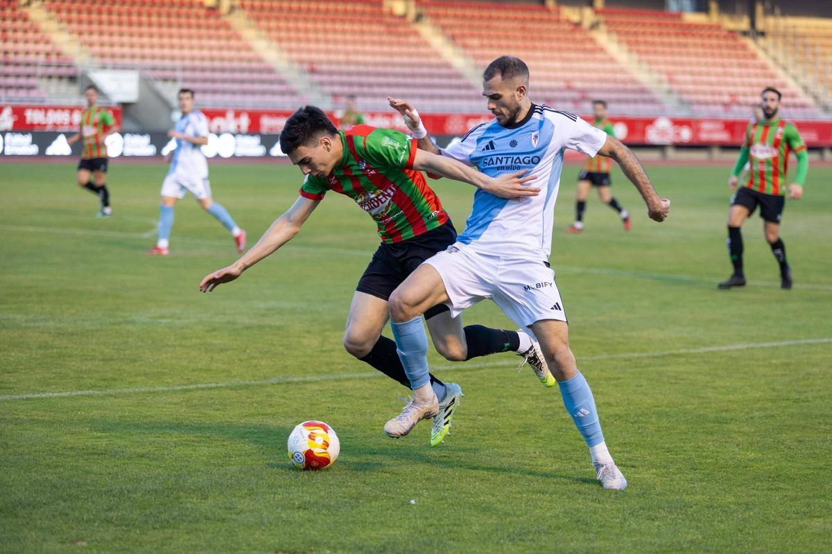 Jorge Maceira pugna por la posesión del balón con el defensor del Racing Club Villalbés.