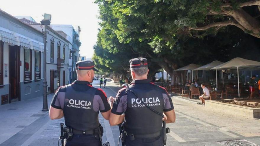 Agentes de la Policía Canaria en Los Llanos de Aridane.