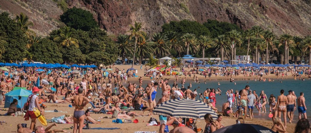 Panorámica de la playa de Las Teresitas, en Santa Cruz de Tenerife.