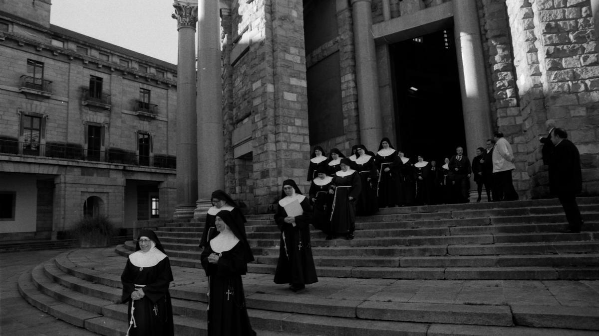 Sor Arancha, primera por la izquierda, el día de sus despedida de la Laboral.