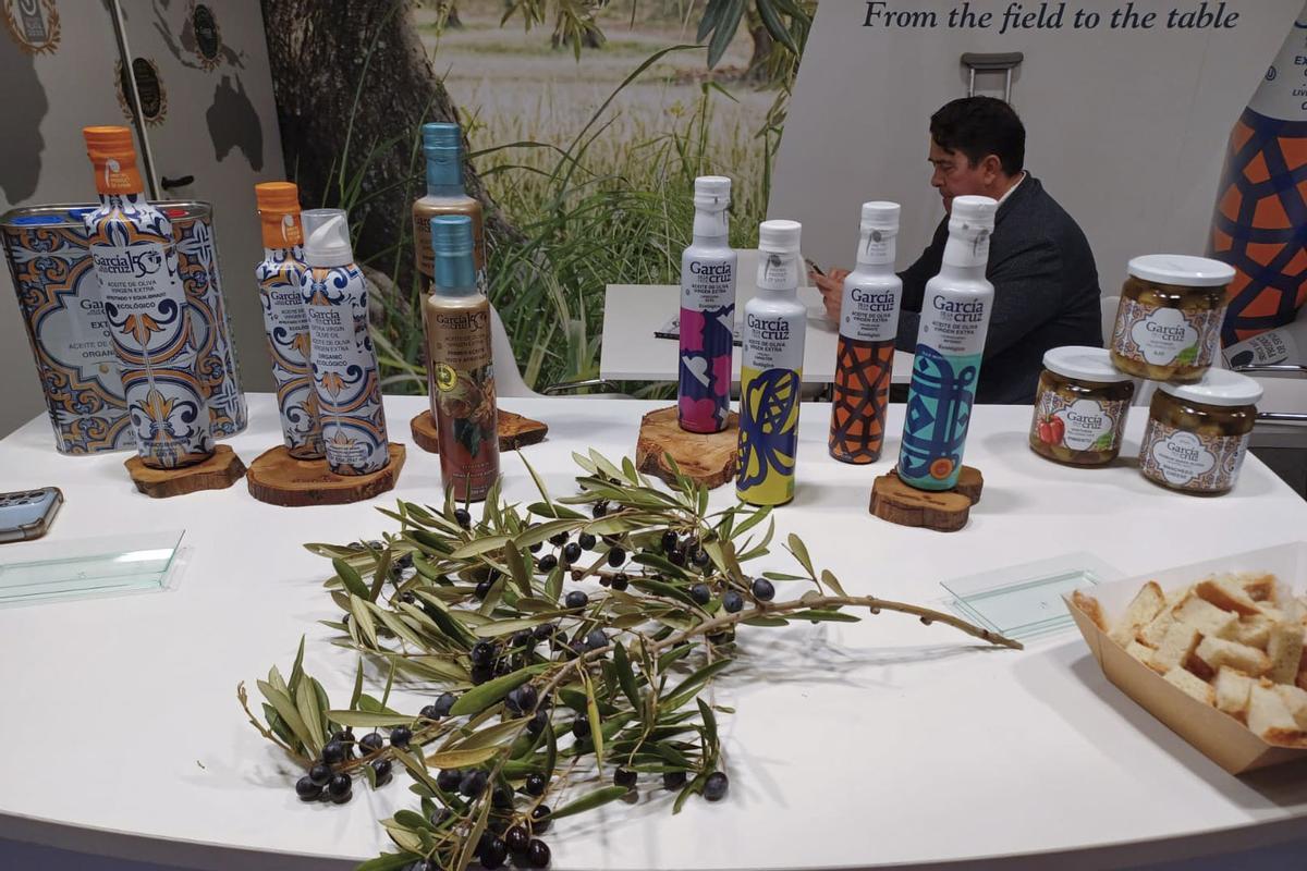 Muestras de aceite de oliva en la feria oleícola de Madrid.