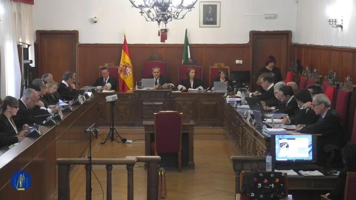 El tribunal durante el juicio por el conocido como caso David Sánchez en la Audiencia de Badajoz.