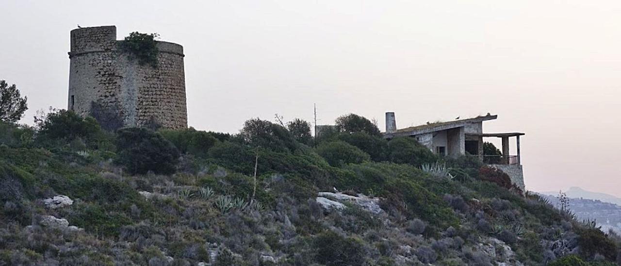 Vista panorámica de la torre de defensa de Punta Nadala. | JUAN LUIS IGLESIAS