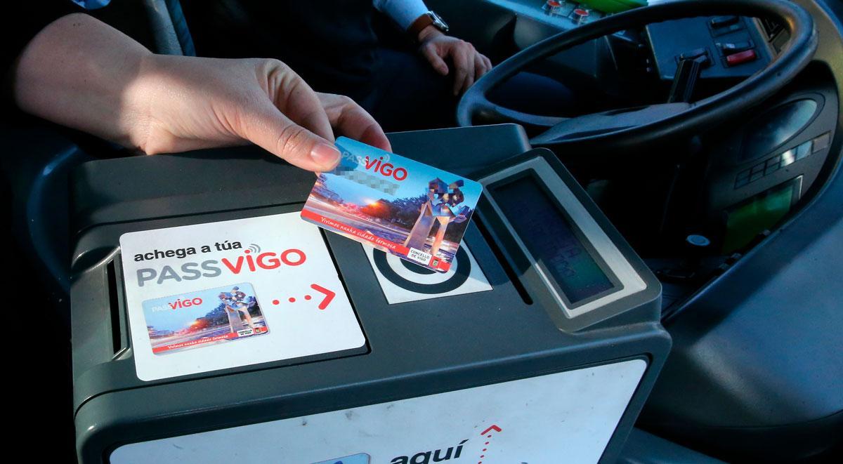 Una usuaria de PassVigo acerca la tarjeta al lector instalado en un autobús de Vitrasa.