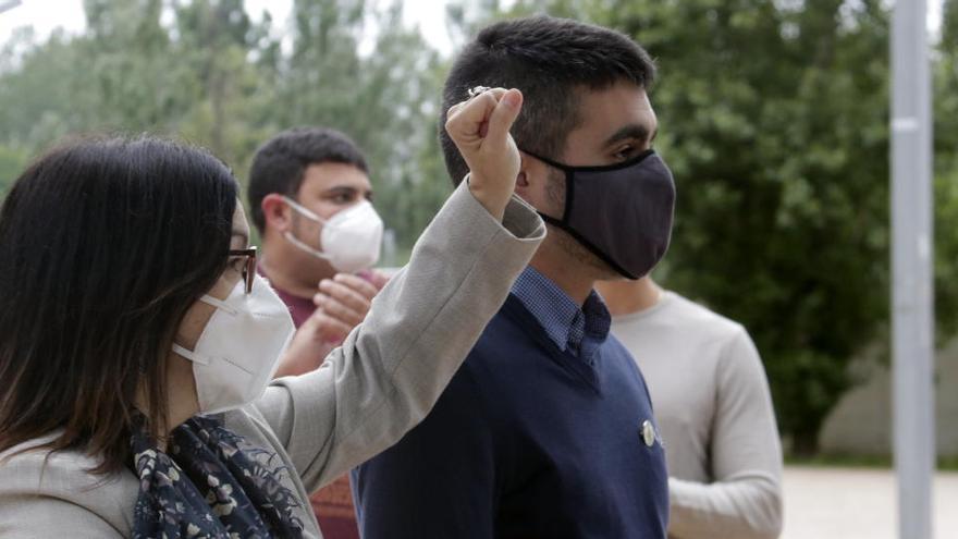 Pla mitjà de l&#039;activista Jordi Alemany amb la seva mare abans del judici a l&#039;Audiència de Girona, l&#039;11 de juny del 2020.