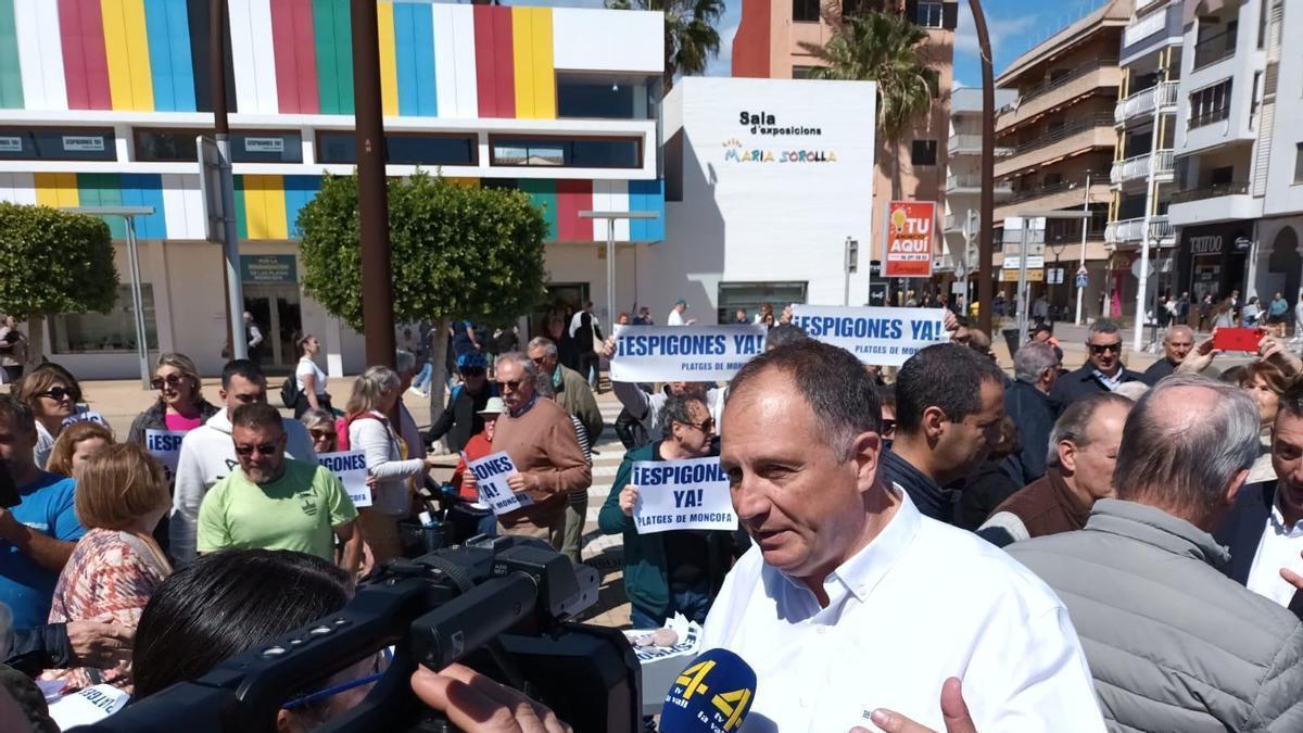 Salvador Aguilella en una concentración en defensa de las costas.