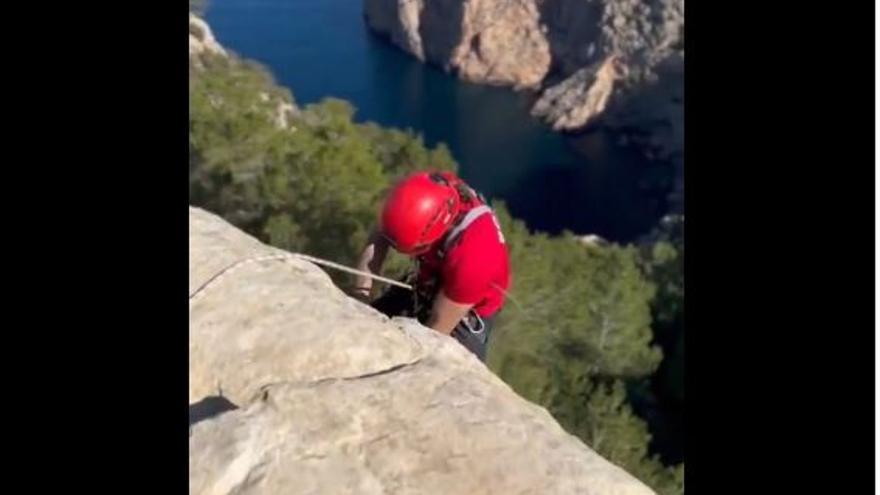 El Grupo de Rescate Vertical de los bomberos de Ibiza se despide de dos compañeros con unas impactantes imágenes