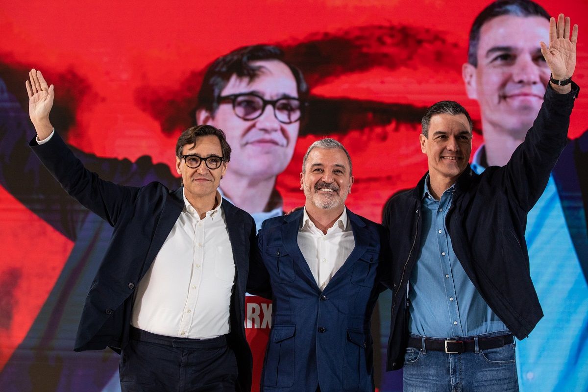 El presidente Pedro Sánchez, con el líder del PSC, Salvador Illa y el alcaldable en Barcelona, Jaume Collboni