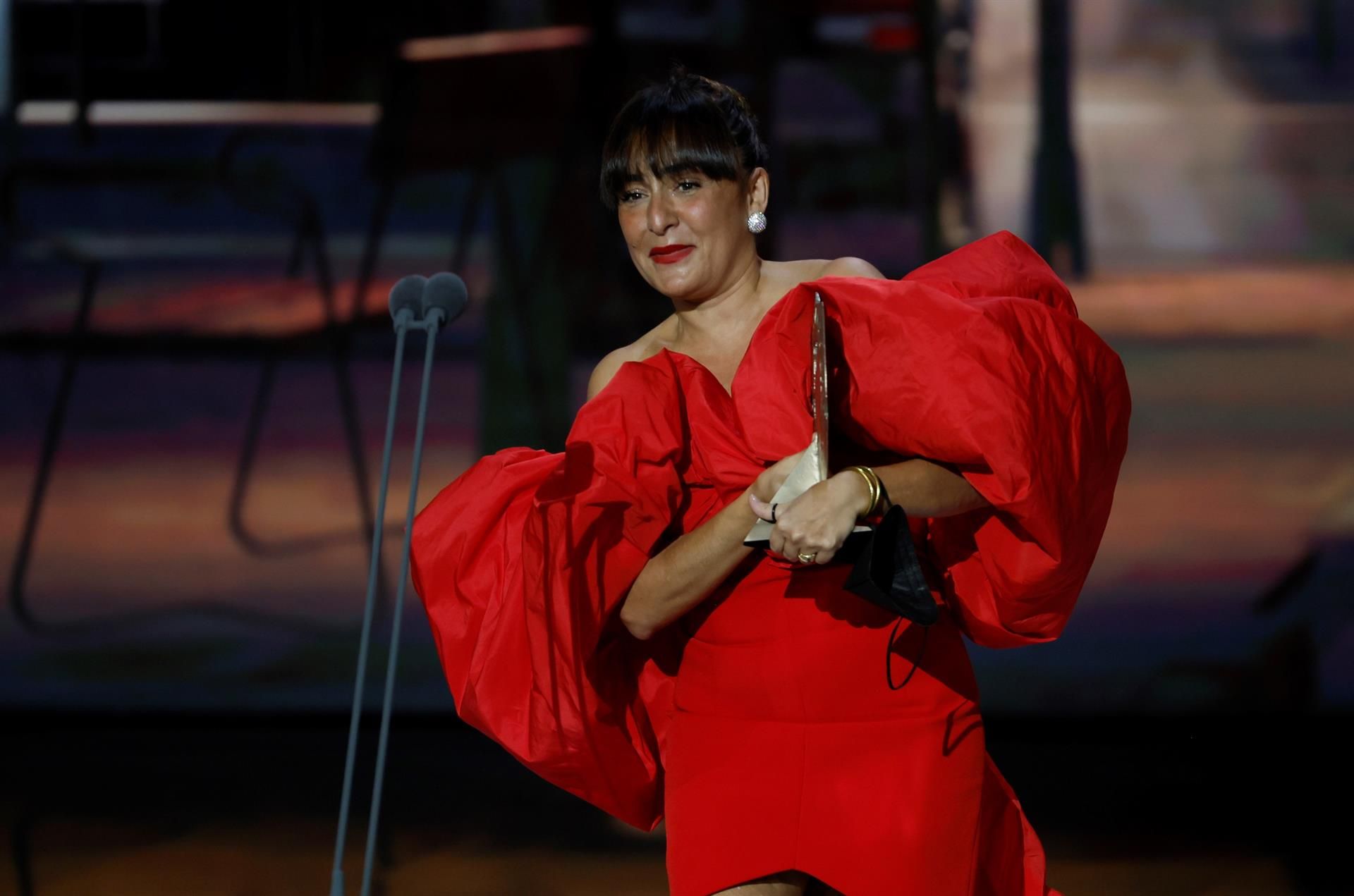 La actriz Candela Peña recibe el Premio Forqué a la Mejor Intepretación Femenina en Serie por su papel en 'Hierro', durante la gala de entrega de los Premios Forqué, en su vigésimo séptima edición.