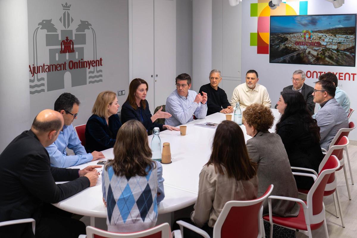 Ángeles Solanes, reunida en el ayuntamiento con el alcalde, la vicepresidenta de la diputación Natàlia Enguix, regidores y miembros de la comunidad universitaria.
