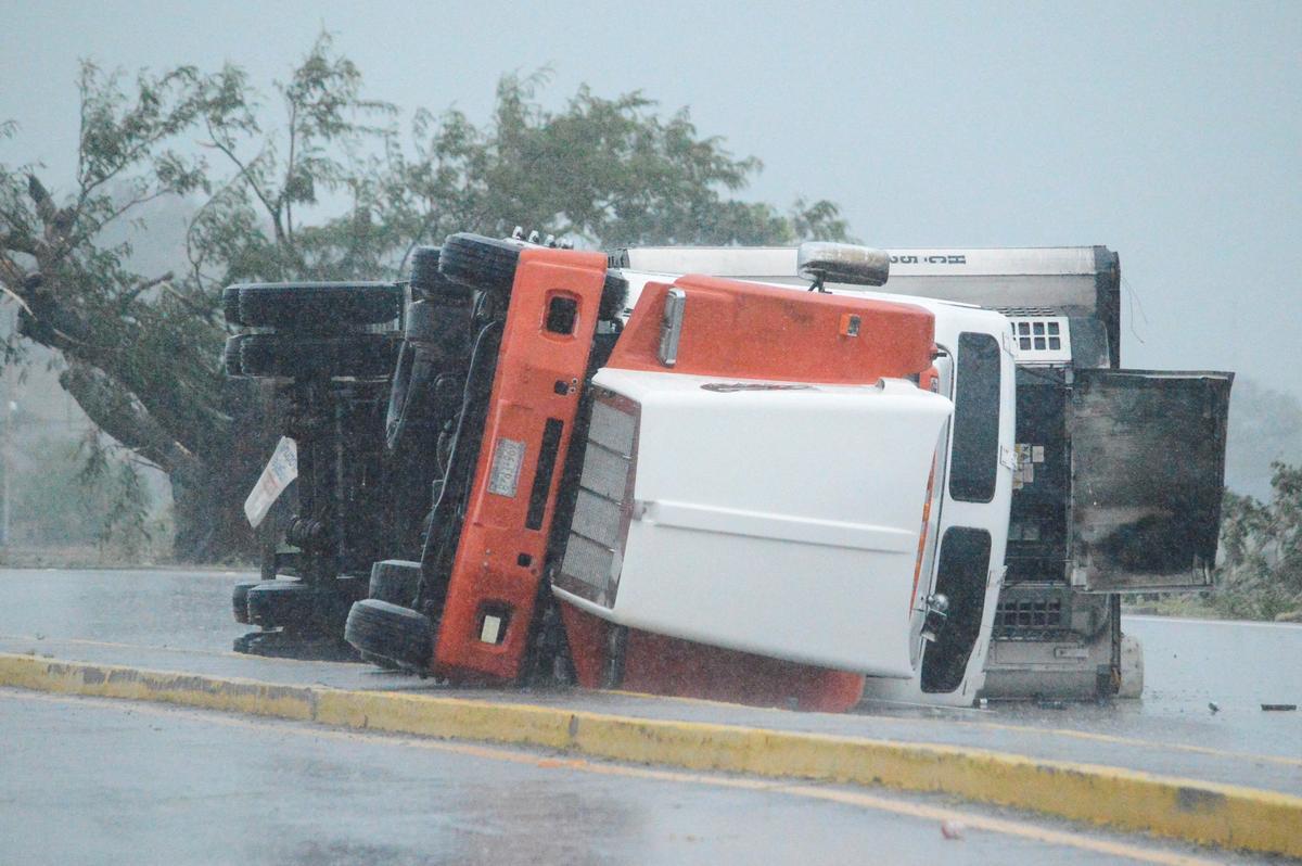 El huracán Roslyn azota la costa de México en el Pacífico