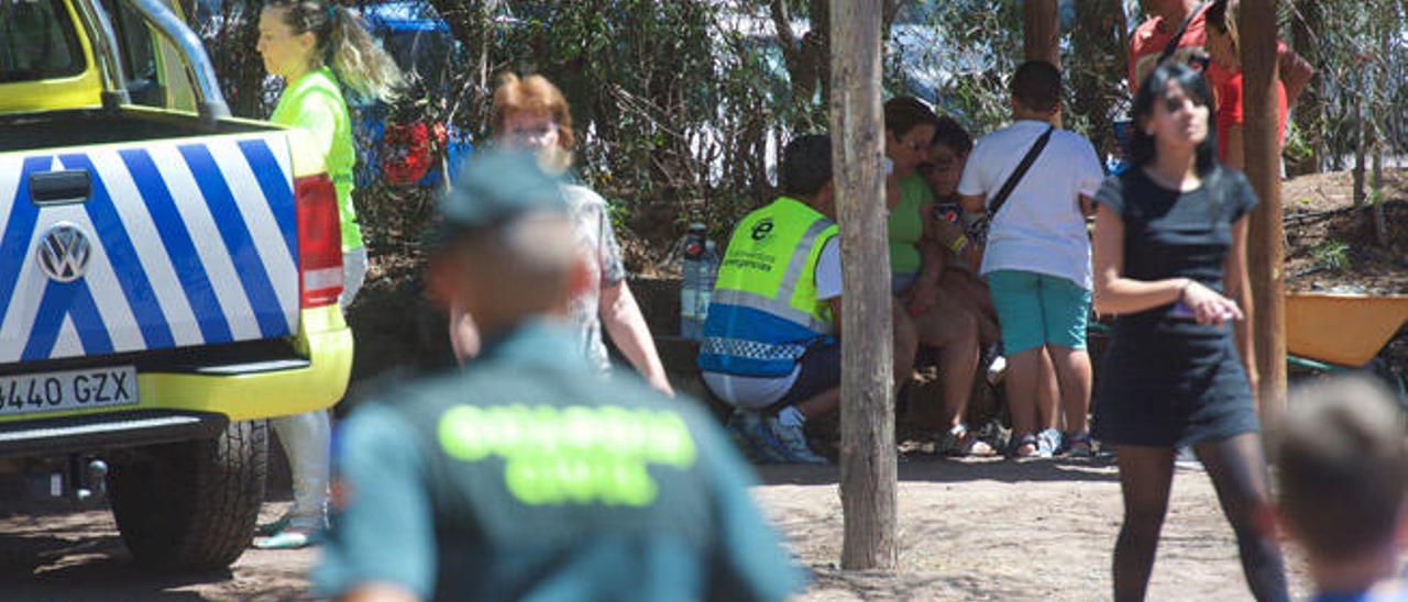 Visitantes, ayer, en el Oasis, aún atemorizados tras lo ocurrido.