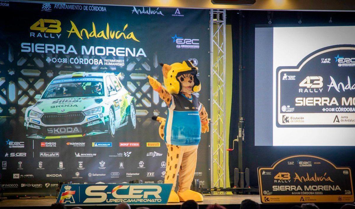 La nueva mascota del Rally Sierra Morena, 'Rafalín', en la presentación del recorrido.