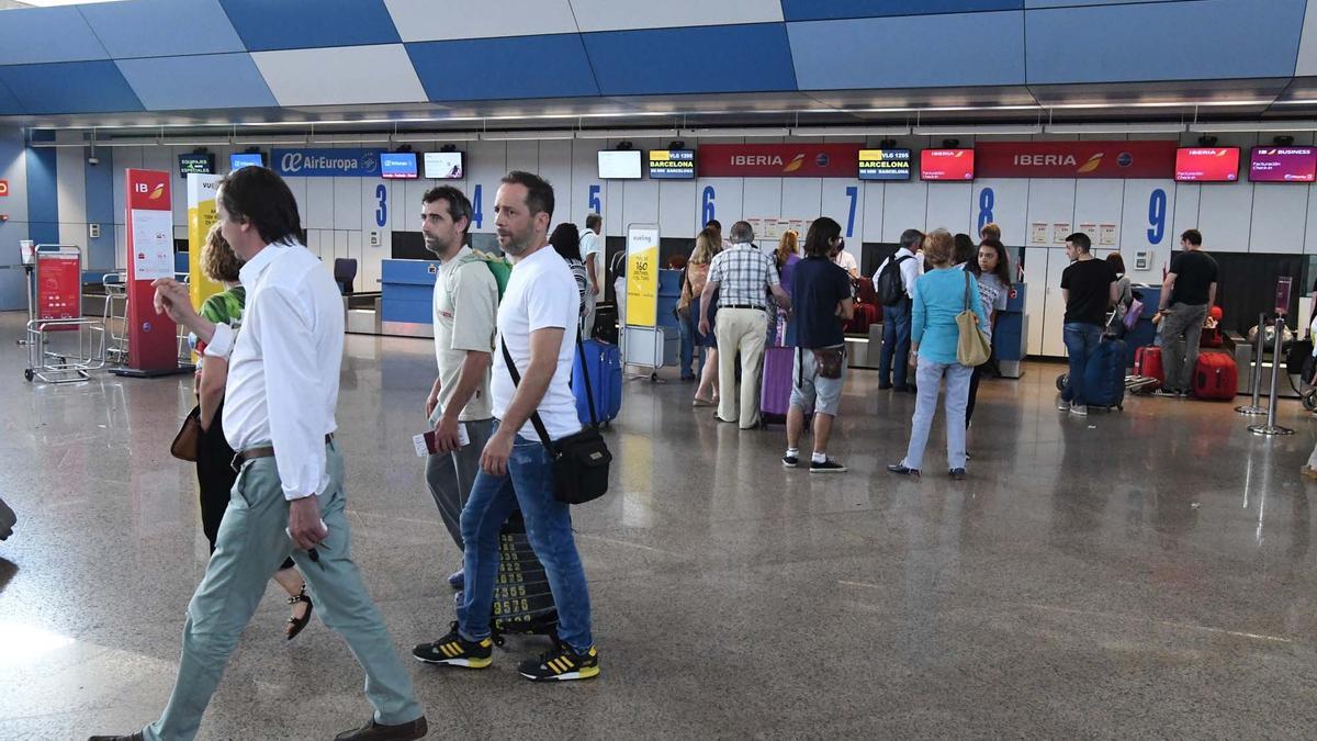 Jóvenes en el aeropuerto coruñés de Alvedro.