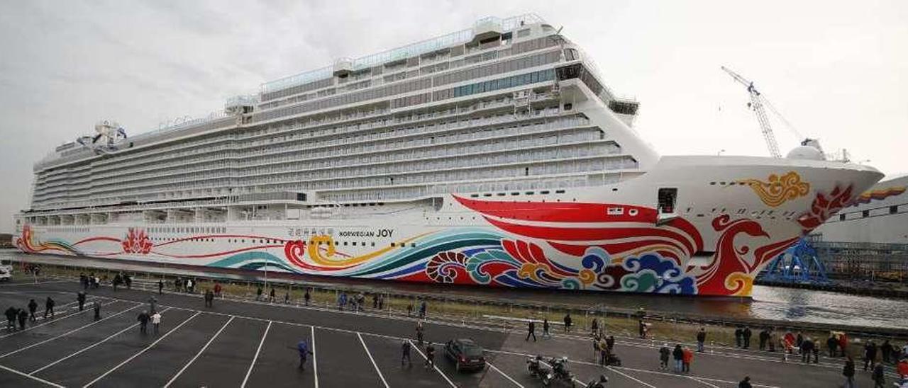 El &quot;Norwegian Joy&quot; canceló la escala de este 7 de mayo en Vigo para dirigirse directamente a China. // FdV