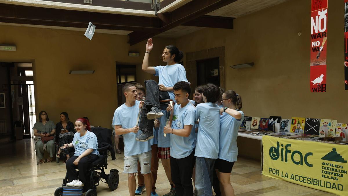 Un momento de la performance llevada a cabo por los actores y actrices del Espacio Joven de Avilés.