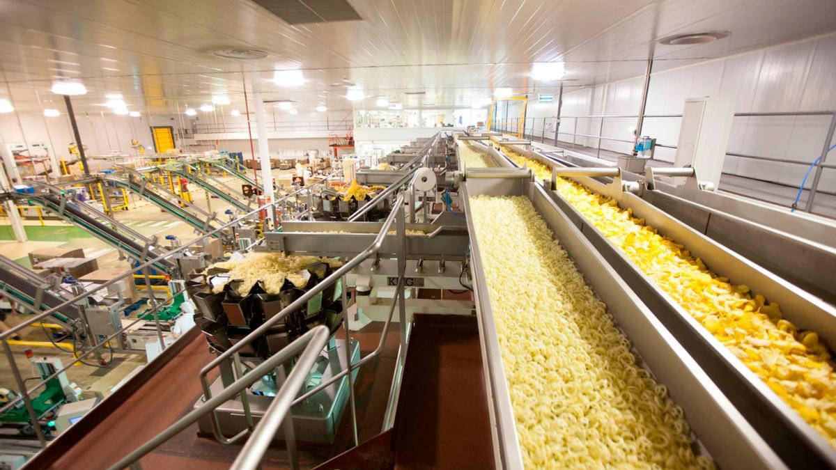 Imatge del procés de producció de patates xips a la fàbrica que Frit Ravich, Maçanet de la Selva.
