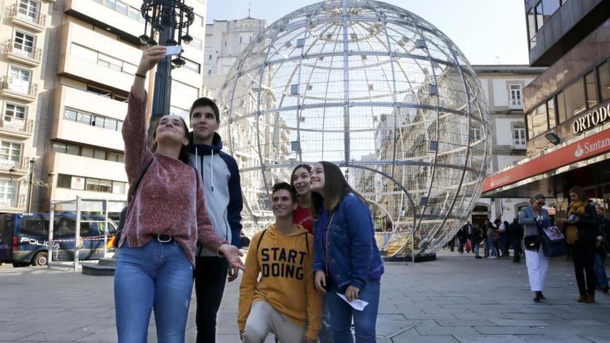 Navidad en Vigo 2018 | La bola de Urzáiz ya es la reina de los selfis