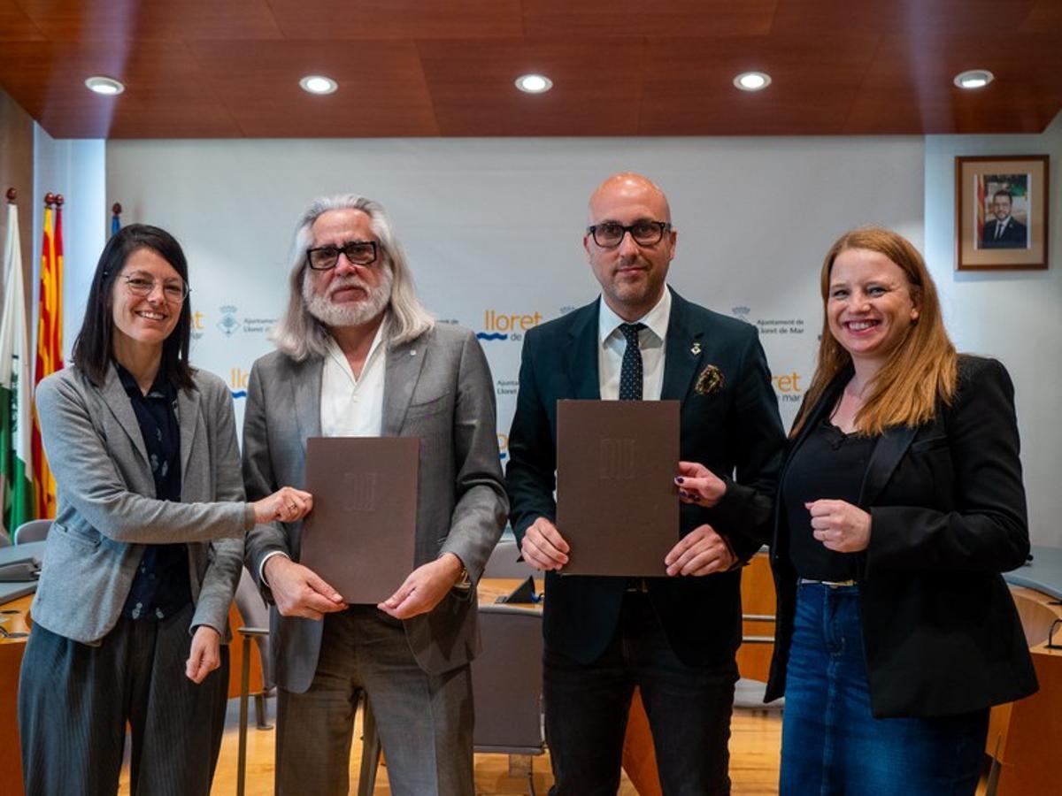 La imatge de la signatura del conveni, el 2019, on apareix la llavors regidora d'Habitatge, Jennifer Pérez (ERC).