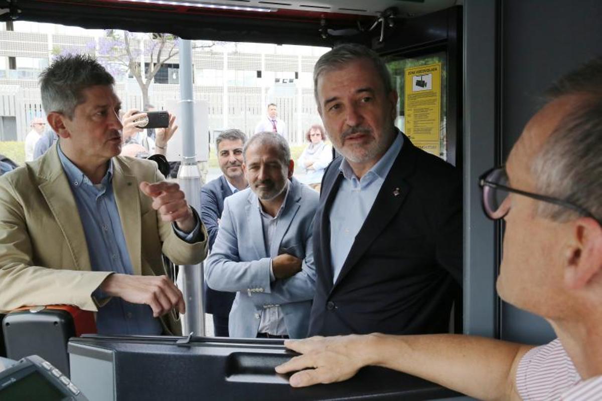El alcalde de L'Hospitalet, David Quirós, y el de Barcelona, Jaume Collboni, dentro de un autobús de la línea X3.