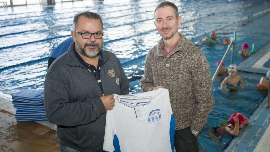 Óscar Bravo y Julio González posan en la piscina del Club del Mar con la camiseta de la asociación.