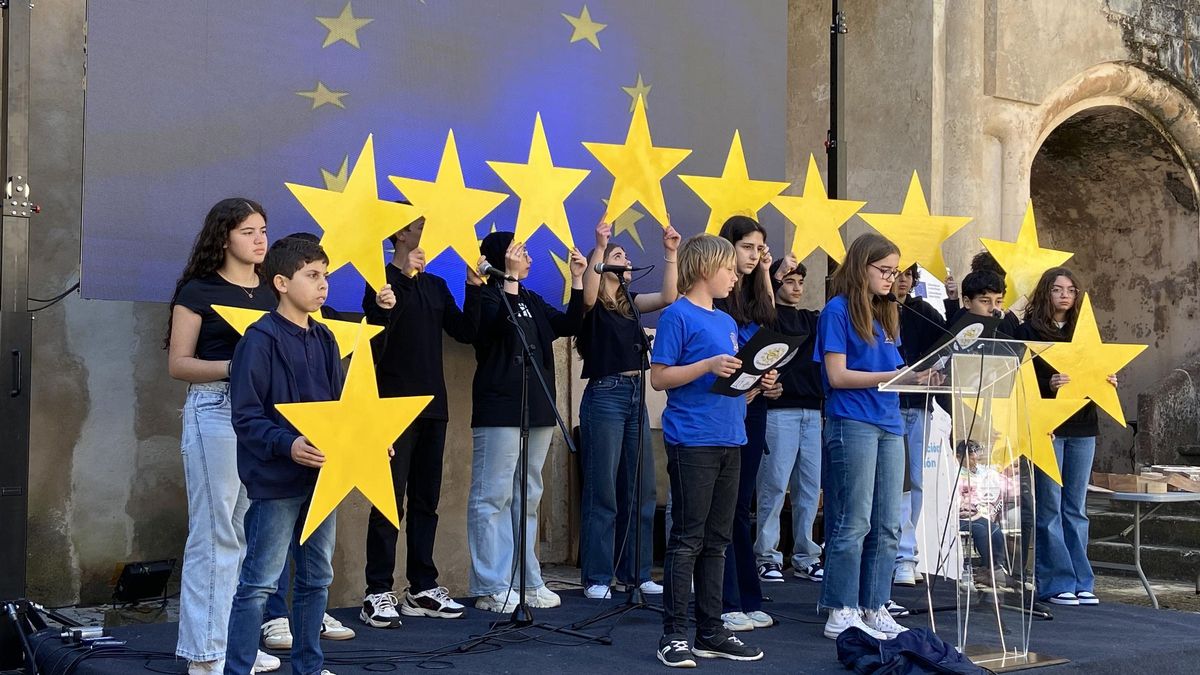 Alumnos de la Euroace celebran el Día de Europa.