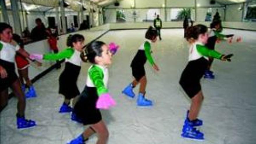 Más de 400 personas estrenan la pista de patinaje de Menacho