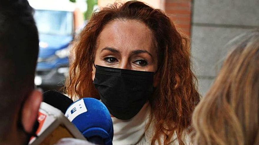 Rocío Carrasco atiende a periodistas, este mes pasado. | EFE/VÍCTOR LERENA