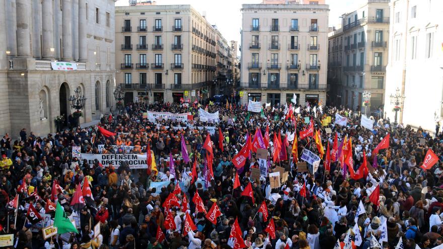 Manifestants a la plaça Sant Jaume de Barcelona